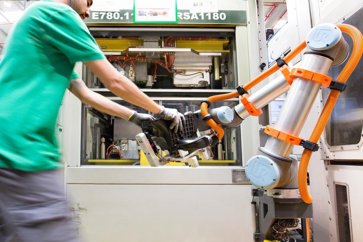 Автоматизация и роботизация технология 8 класс. Polar Manufacturing робот. Коботы. Machine work with Human.
